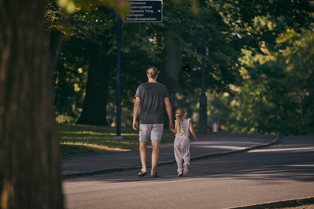 Man promenerar med barn i Slottsskogen.