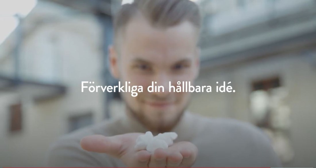 En av Potato Plastics grundare håller fram en av deras prototyper mot kameran.