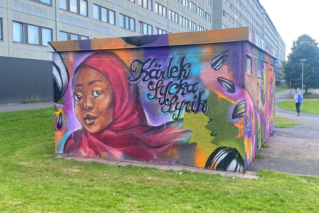 Muralmålning föreställande spoken word-poeten Yasmin Omar.