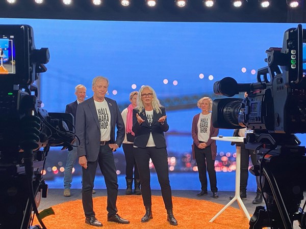 Göteborg Energis VD Alf Engqvist och Kommunikationsdirektör Anette Myrheim står i en tv-studio tillsammans med några kollegor i bakgrunden.